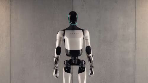 Foto Tesla mostra il suo robot umanoide al lavoro in fabbrica (video)