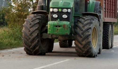 Foto Il trattore si ribalta e lo travolge mentre lavora, contadino muore schiacciato a Marlengo
